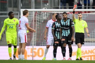 L'arbitre Nico Gianforte, droite, expulse a l'aide d'un carton rouge le gardien Timothy Fayulu (SIO), gauche, et Willem Geubbels (SG), deuxieme depuis la droite.